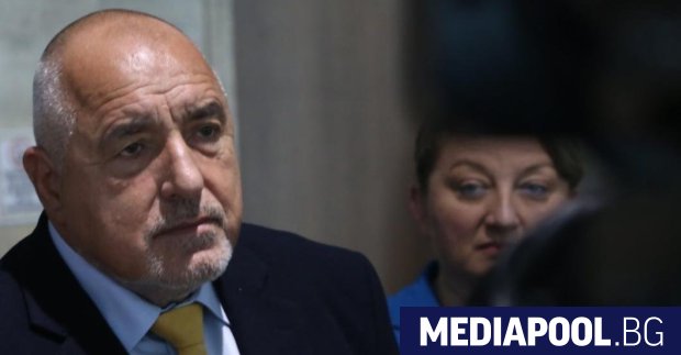 Спирам да се съобразявам и мълчаливо да приемам всякакви безумни