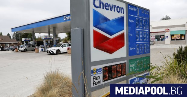 Американският петролен гигант Шеврон Chevron проучва възможности за купуване на