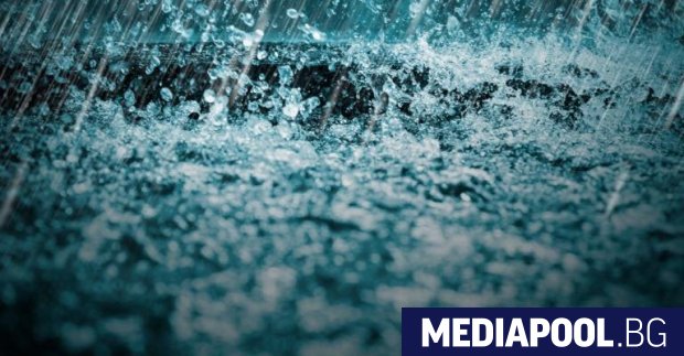 Пороен дъжд наводни къщи и улици в Разлог Петрич и