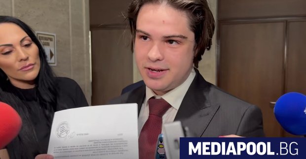 От Продължаваме промяната обявиха че в коридорите на парламента Хамид