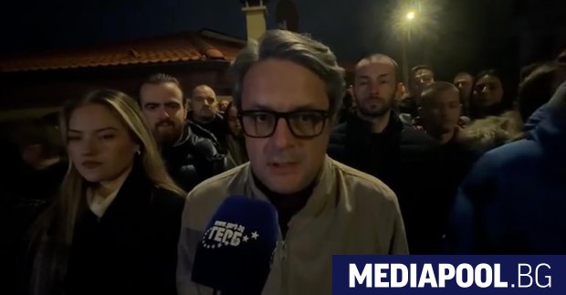 Картина червена роза и бял плик предизвикаха стълпотворение пред дома