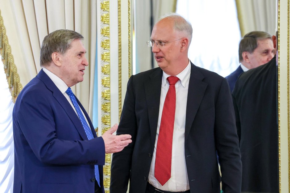 Руският президентски съветник Юрий Ушаков (вляво) и изпълнителният директор на Руския фонд за преки инвестиции – специален представител на президента за инвестиции и икономическо сътрудничество с чужди държави Кирил Дмитриев (вдясно). ЕПА/БГНЕС