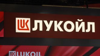 Държавен контрол и продажба: Властта прие за 30 секунди закона "Лукойл" на тайно заседание