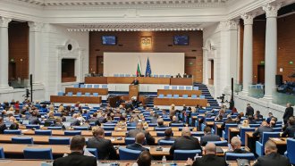 Парламентът отхвърли искането на Радев за референдум за еврото (обновена)