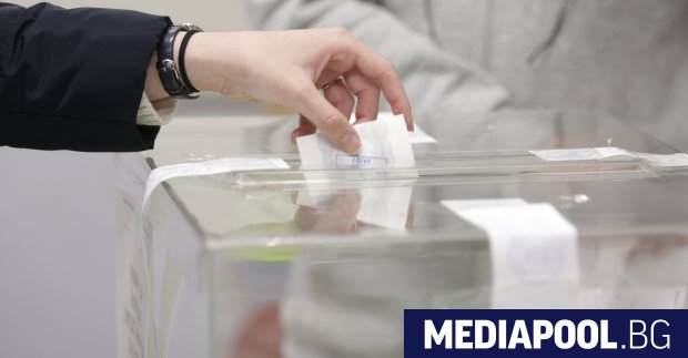 Почти половината българи 40 3 смятат че е най добре страната да