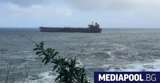 Четвърти ден удареният от дронове танкер Кайрос остава блокиран в