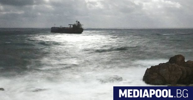 Лошото време и бурното море все още не позволяват евакуация