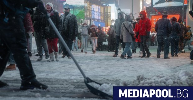 Стотици полети бяха отменени след като зимна буря с обилни