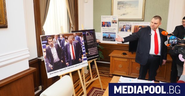 Делян Пеевски покани журналисти в кабинета си където беше аранжирал