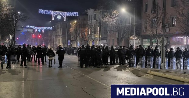 Близо час и половина след като организаторите от ПП ДБ обявиха