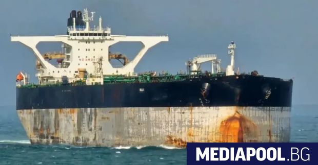 Стар ръждясал и празен танкер който се е опитал да