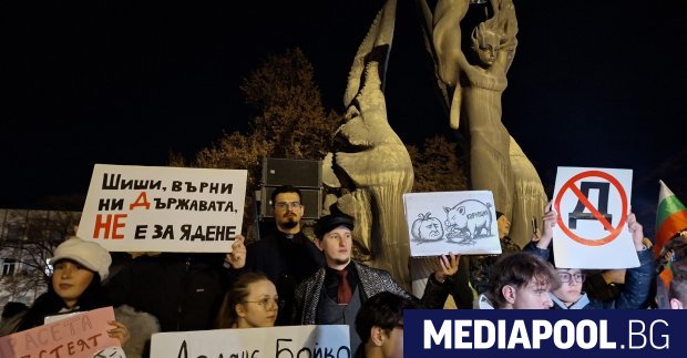 В протеста срещу правителството предшестващ дебатите в четвъртък по внесения