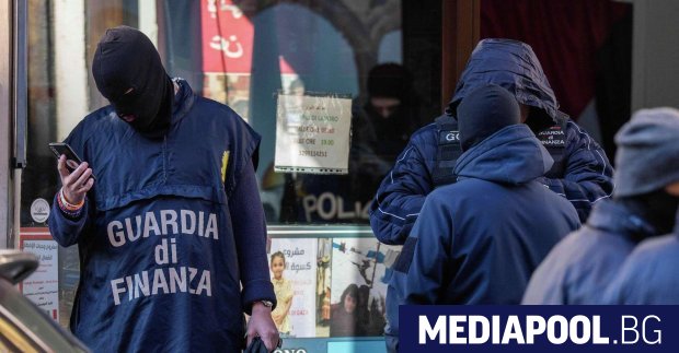 Италианските власти задържаха девет души свързани с три благотворителни организации