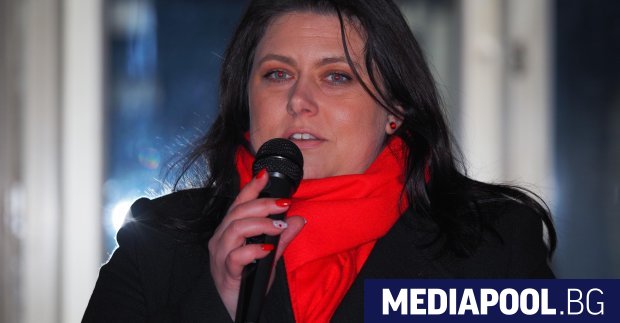 Бурните пориви навятъра в София свалихачаст от изолацията на сградата