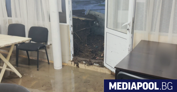 Силни валежи наводниха населени места в община Созопол Най тежка