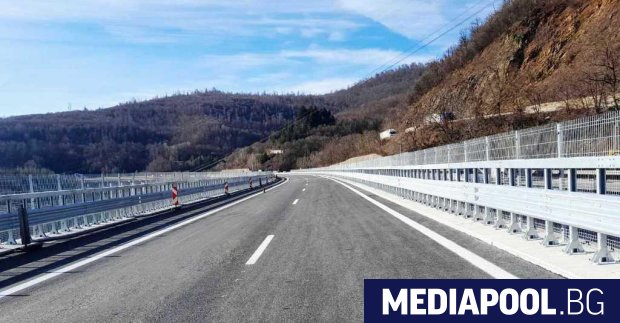 Властите обявиха в събота че отварят за движение още 3