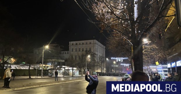 Близо час и половина след като организаторите от ПП ДБ обявиха