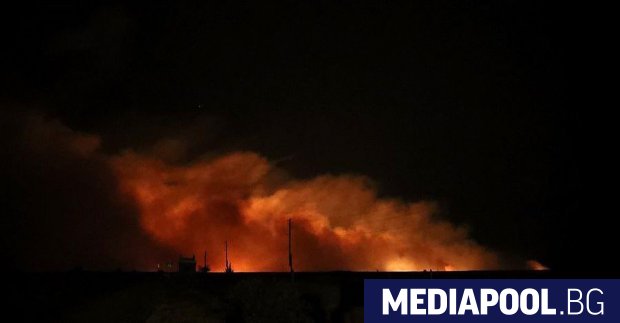 Два резервоара с петролни продукти се възпламениха днес в руското