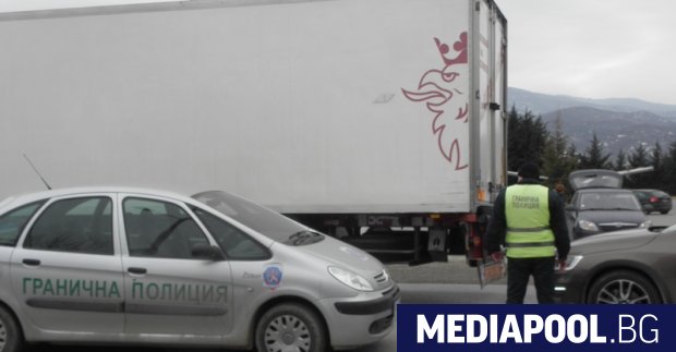 Протестиращите гръцки фермери продължиха да блокират митнически пунктове по границите