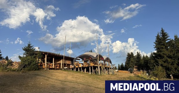 Фермата Санта Клаус разположена край родопското село Момчиловци по пътя