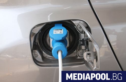 Веригата зарядни станции Electrocharge и веригата бензиностанции Петрол Petrol стартираха