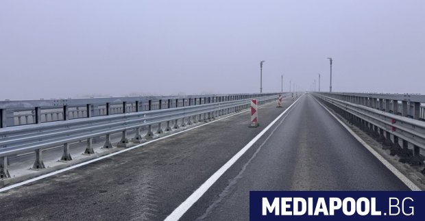 Нормалният трафик в двете посоки по моста над Дунав между