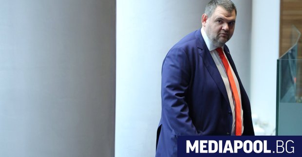 Един призрак броди из площадите Призракът на 2013 г Нашите