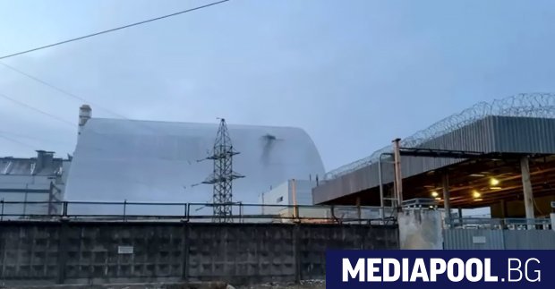 Защитният саркофаг над разрушения реактор на Чернобилската атомна електроцентрала който