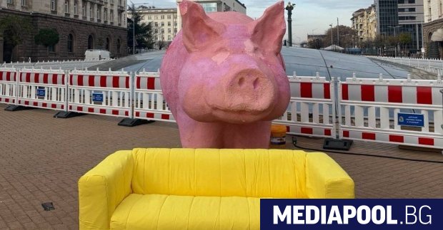 Активисти на Продължаваме промяната поставиха жълт диван пред голямото розово