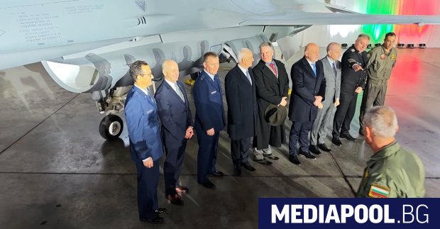 Почти половината кабинет в оставка присъства на представянето на всички