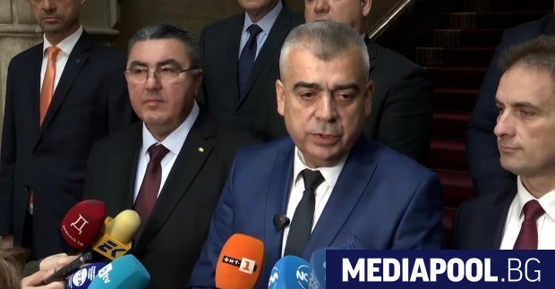 С поднасянето на цветя и венци пред паметника на 17