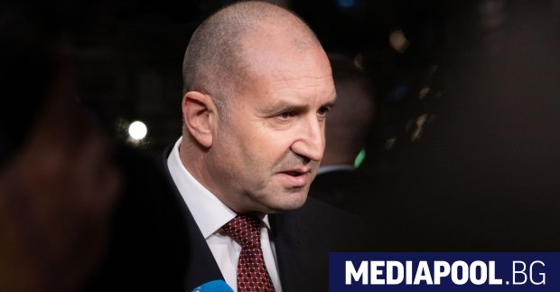 Докато президентът Румен Радев се готви за влизане в партийната