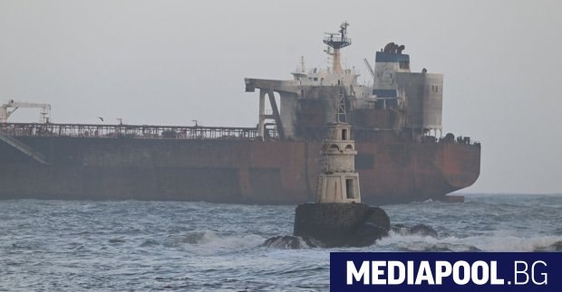 България се опитва да се оттърве от заседналия танкер край