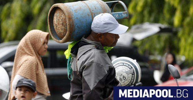 Борят на жертвите на наводненията и свлачищата на остров Суматра