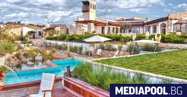 Социологът Кънчо Стойчев е продал изцяло петзвездния хотелския комплекс Зорница