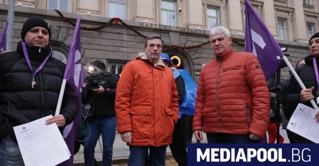 Докато народните представители обсъждаха подадената от правителството оставка пред сградата