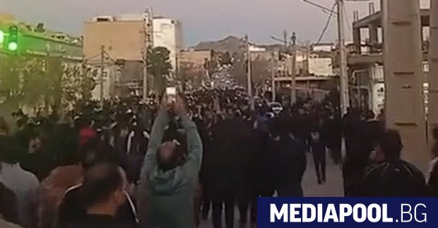 Протестиращи в Иран срещу режима на аятоласите поеха контрола над