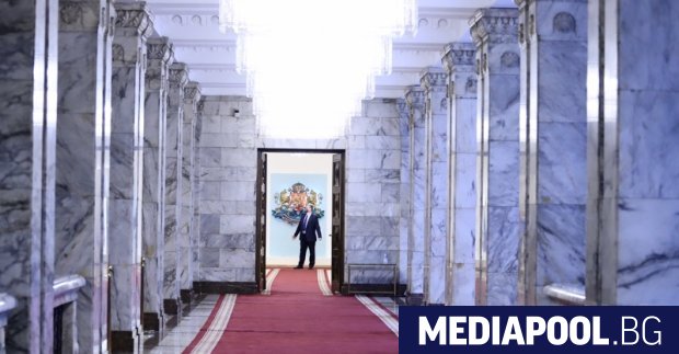 Продължават консултациите при президента Румен Радев с парламентарно представените партии