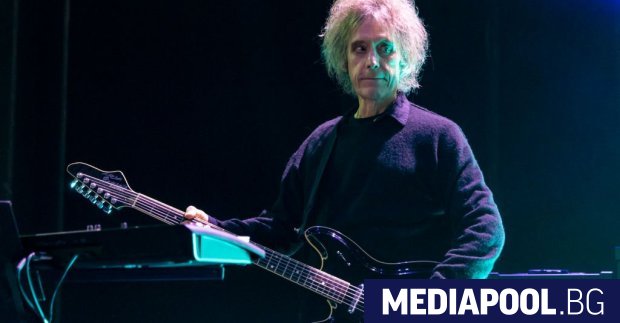 Китаристът и клавирист на кутовата ню уейв банда The Cure