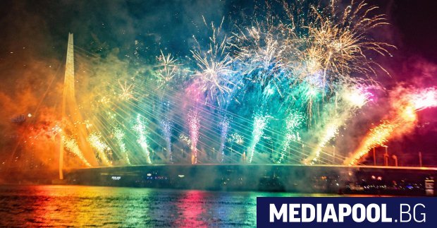 С фойерверки светлинни анимация и музика под открито небе милиони