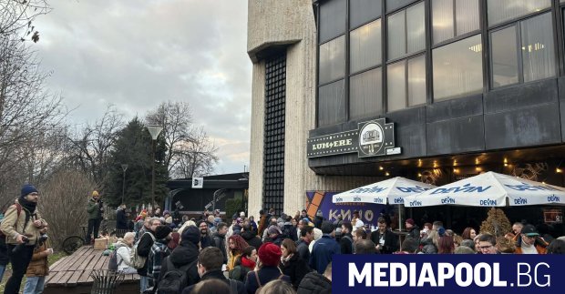 Журналисти и граждани се събраха на  протестно пиене на кафе