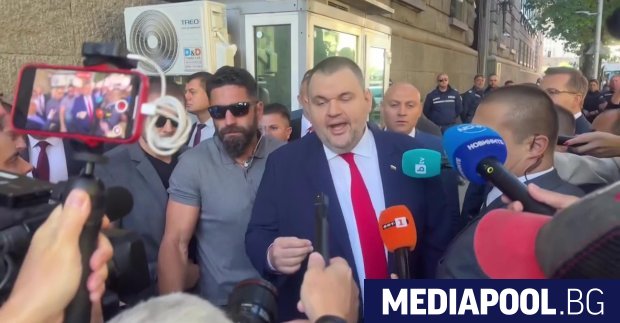 Лидерът на ДПС Ново начало Делян Пеевски е напуснал кабинета на