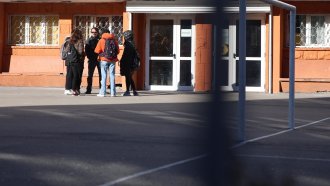 Математика първа, езиците последни: МОН драстично свива приема в чуждоезиковото обучение