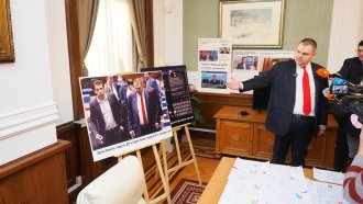 Пеевски аранжира "Музей на сглобката" в кабинета с герба