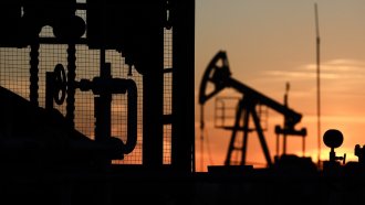 Петролът поевтиня след обявените доставки от Венецуела за САЩ, Тръмп обеща субсидии за добива там