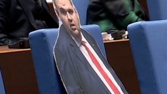 Картонена фигура замести Пеевски в дебата за вота на недоверие (видео)