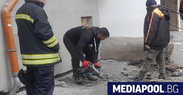 Коте зазидано по време на саниране на жилищен блок в