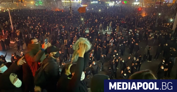 В събота вечерта протестиращи в Иран не се поддадоха на