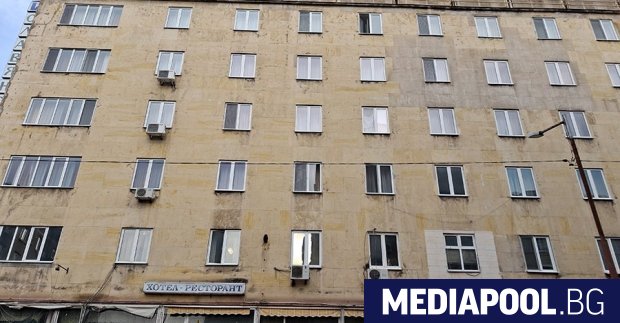 Ситният дъжд докато вървя по улица Славянска отпраща мислите ми