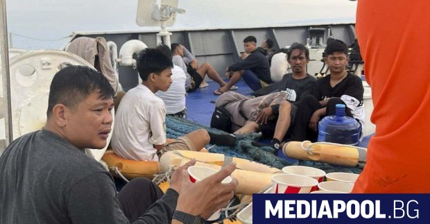 Ферибот с повече от 350 души на борда е потънал